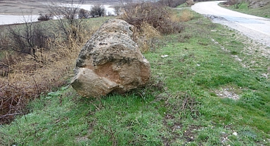 Sağanak heyelana neden oldu, yamaçlardan dev kayalar yola düştü