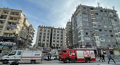 Şanlıurfa'da bir bina yıkıldı