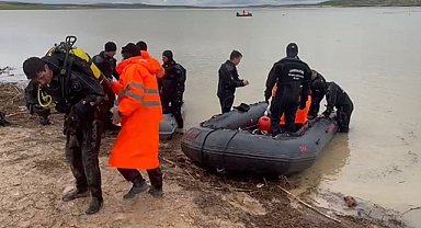 Şanlıurfa'da sele kapılan tır sürücüsü aranıyor