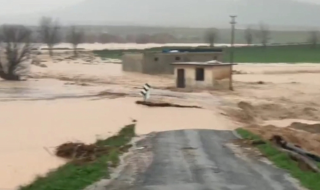 Şanlıurfa'da yollar göle döndü, köy yolları kapandı