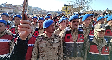 Sel bölgesinde çalışan komandolar alkışlarla uğurlandı