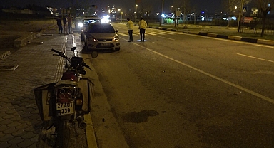 Seyir halindeki araç, motosiklete çarptı: 2 ağır yaralı