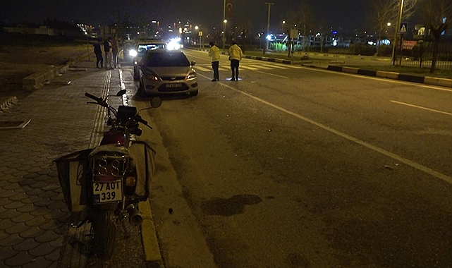 Seyir halindeki araç, motosiklete çarptı: 2 ağır yaralı