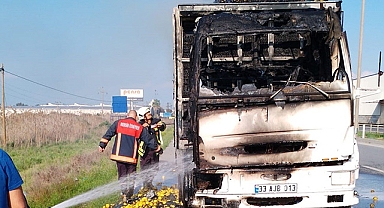 Tarsus'ta limon yüklü kamyon yandı