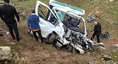 Tır ile pikap kafa kafaya çarpıştı: 1 ölü, 7 yaralı