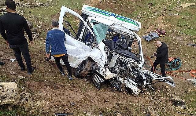 Tır ile pikap kafa kafaya çarpıştı: 1 ölü, 7 yaralı
