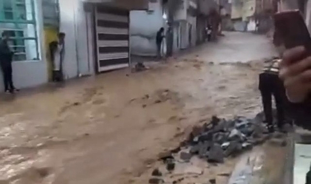 Urfa'da kuvvetli sağanak yağış etkisini gösterdi