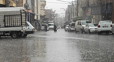 Urfa'da sağanak yağış yolları göle çevirdi