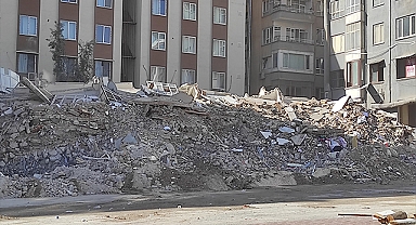 Urfa'da yıkılan binada arama kurtarma çalışmaları tamamlandı