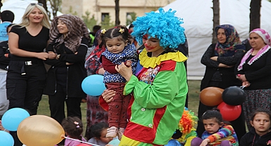 Depremin çocuklarını palyaçolar güldürdü