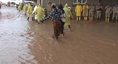 Yağmur altında hortumla çanak anteni yıkadı