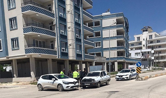 Adıyaman'da iki otomobil çarpıştı: 1 yaralı