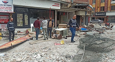 Ağır hasarlı binadan düşerek ağır yaralandı