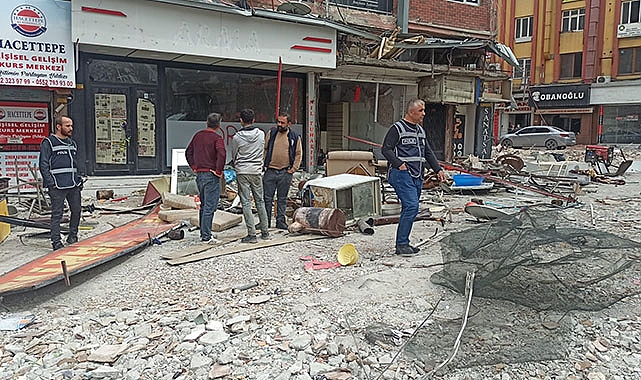 Ağır hasarlı binadan düşerek ağır yaralandı