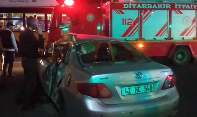 Belediye otobüsü ile otomobil çarpıştı: 5 yaralı