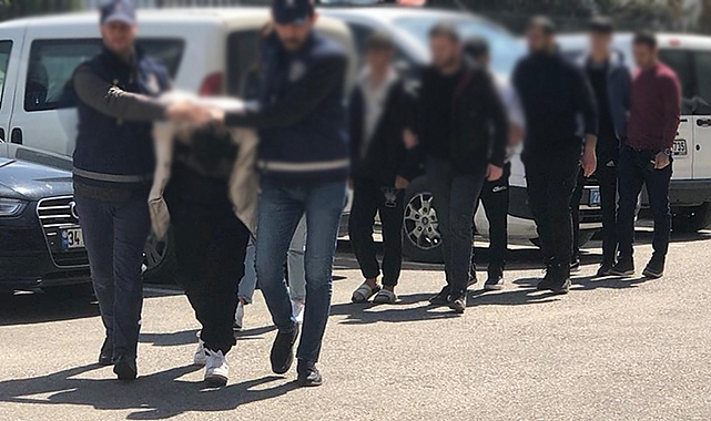 Boğazından bıçaklanarak öldürülen gencin katil zanlıları adliyede