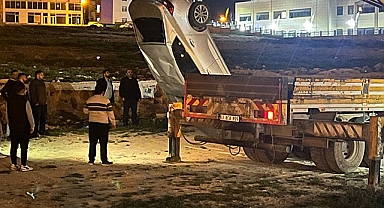 Ceylanpınar'da otomobil dereye uçtu