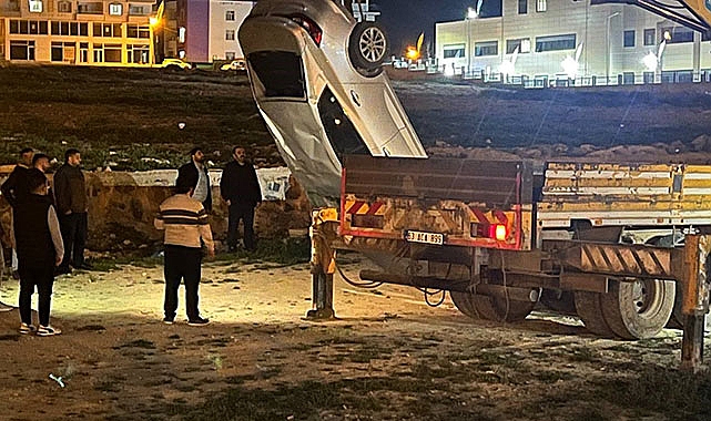 Ceylanpınar'da otomobil dereye uçtu