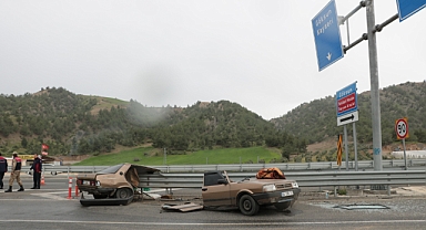 Demir bariyere çarpan otomobil ikiye bölündü