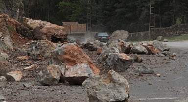 Deprem tonlarca ağırlığındaki kayaları yerinden böyle koparmış
