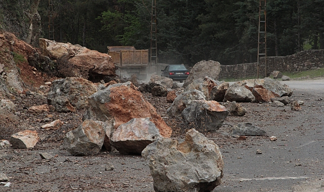 Deprem tonlarca ağırlığındaki kayaları yerinden böyle koparmış