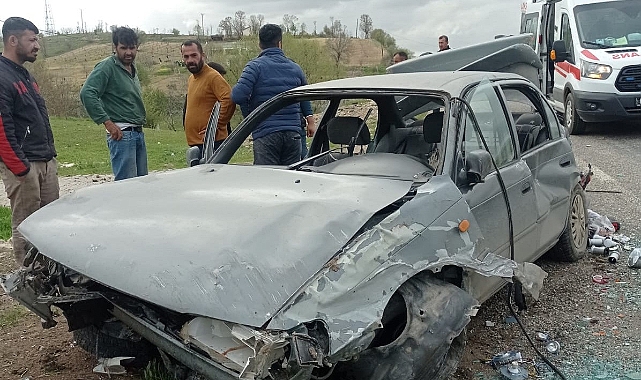 Direksiyon hakimiyetini kaybeden otomobil kaza yaptı