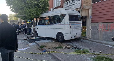 Direksiyon hakimiyetini kaybeden sürücü durağa daldı