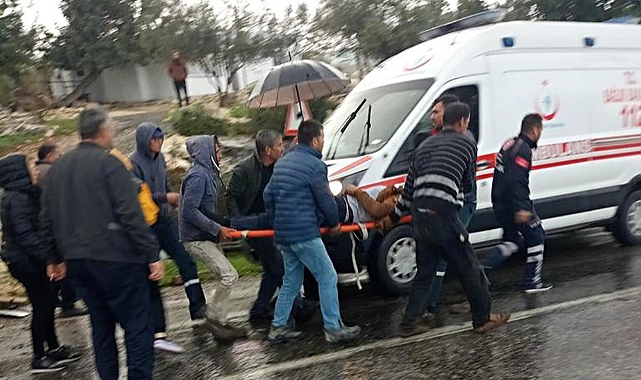 Erdemli 'de beton mikseri devrildi, sürücü yaralandı