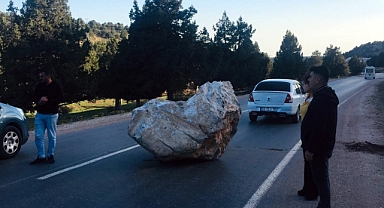 Erdemli'de kaya parçaları yola yuvarlandı