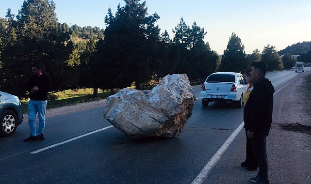 Erdemli'de kaya parçaları yola yuvarlandı
