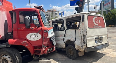 Freni patlayan kamyon 3 araca çarparak durabildi