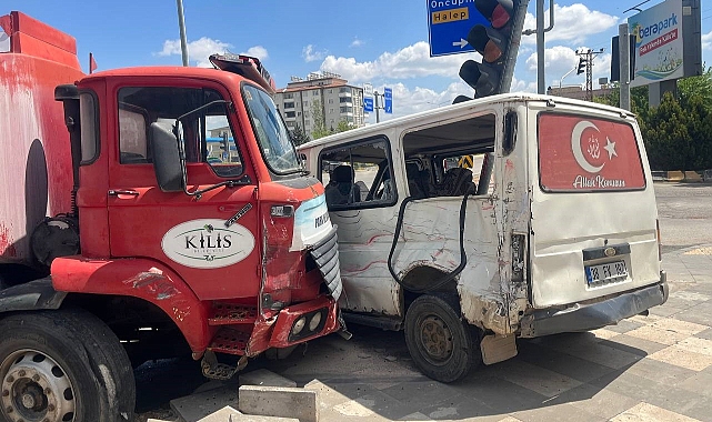 Freni patlayan kamyon 3 araca çarparak durabildi