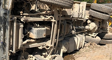 Gölbaşı'nda hafriyat kamyonu devrildi
