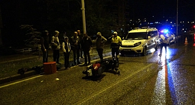Hafif ticari araç motokuryeye çarpıp kaçtı: 2 yaralı