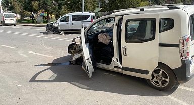 Hatalı sollama sonucu meydana gelen kaza kamerada