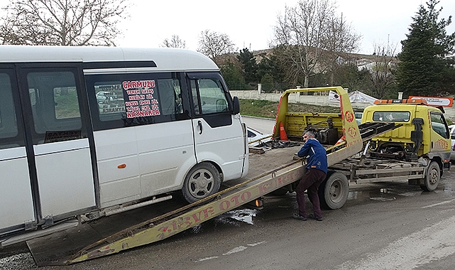 İki minibüs çarpıştı: 1 yaralı