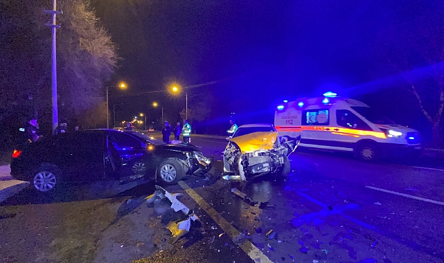 İki otomobil kafa kafaya çarpıştı: 1'i ağır, 4 yaralı
