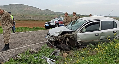 İki otomobil kafa kafaya çarpıştı: 6 yaralı