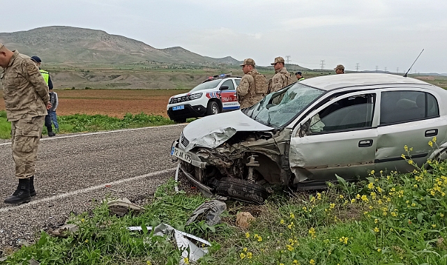 İki otomobil kafa kafaya çarpıştı: 6 yaralı