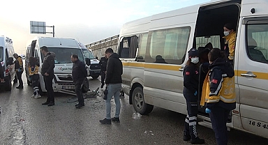 İşçileri taşıyan 3 servis aracı çarpıştı çok sayıda yaralı var