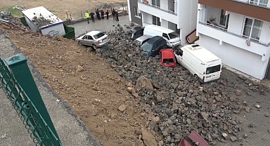 İstinat duvarı çöktü araçlar hurdaya döndü