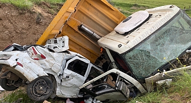 Kamyon ile otomobil şarampole yuvarlandı: 3 yaralı