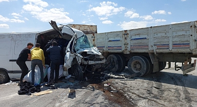 Kamyonet ve kamyon çarpıştı: 2 ağır yaralı