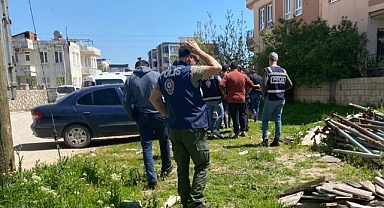 Kavgayı ayırmak isterken yaralandı