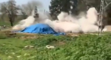 Minare yıkılırken kepçenin üzerine devrildi: 1 ölü