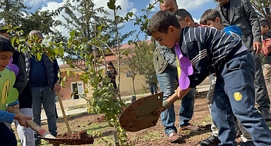 Öğrenciler fidanları toprakla buluşturdu