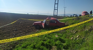 Otomobil aydınlatma direğine çarptı: 1 ölü