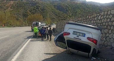 Otomobil istinat duvarına çarptı: 4 yaralı