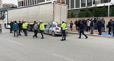 Otomobil park halindeki tıra çarptı: 1 ölü, 3 yaralı