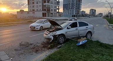 Otomobil refüje çarptı: 6 yaralı